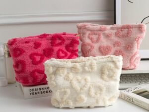 POCHETTE DE MAQUILLAGE EN PELUCHE